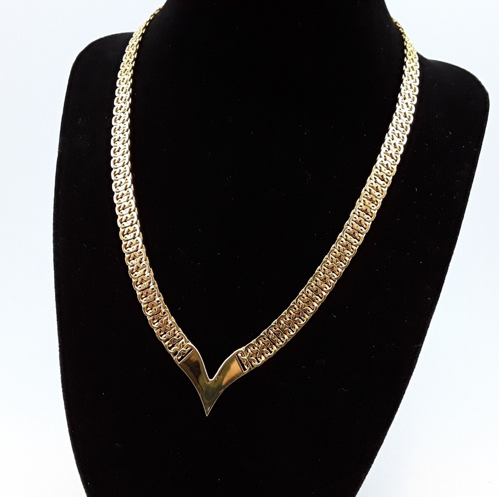 Napier Gold Tone Flat Chain Necklace Point Center
